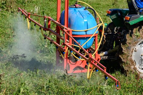 detale budowy opryskiwacza, takie jak dysze i belka