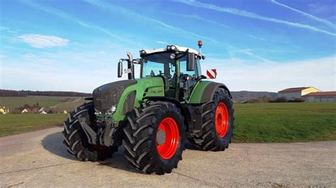 The Fendt 936 Vario tractor in a field during harvest