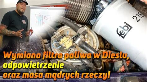 Zdjęcie przedstawiające ręczną pompkę paliwową i filtr paliwa w ciągniku.