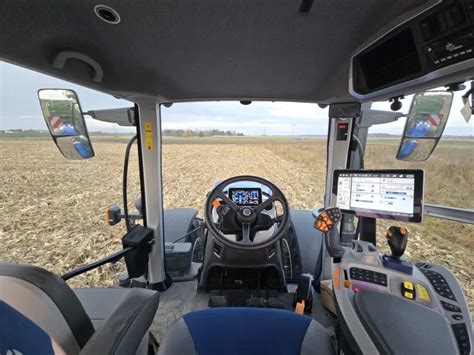 Zdjęcie panelu sterowania ciągnikiem New Holland z komunikatami błędów