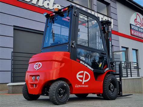 Wózek widłowy elektryczny w akcji transportuje towary w magazynie.