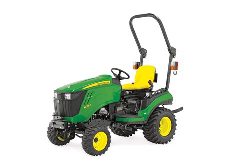 Ciągnik kompaktowy John Deere 1026R z kabiną, ale o kompaktowej budowie