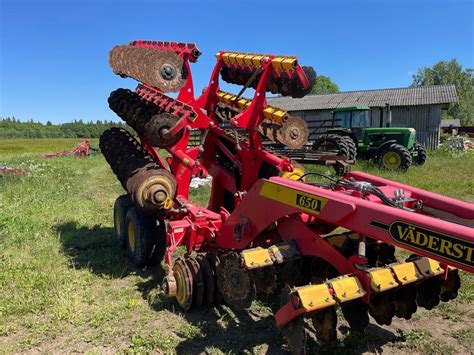 Zdjecie agregatu talerzowego Vaderstad Carrier 650 w polu podczas pracy