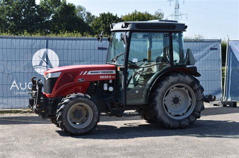 Wnętrze kabiny ciągnika Massey Ferguson 3635S z widocznymi elementami sterowania