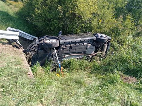 schematyczny rysunek przedstawiający drogę gruntową z dwoma samochodami osobowymi i ciągnikiem rolniczym w miejscu kolizji