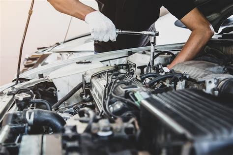 Zdjęcie mechanika przeprowadzającego diagnostykę silnika