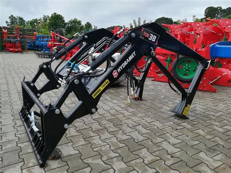 Nowoczesny ładowacz czołowy z euroramką zamontowany na ciągniku rolniczym