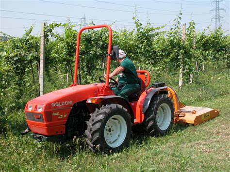 Goldoni Cluster ciągnik pracujący w lesie lub na stoku