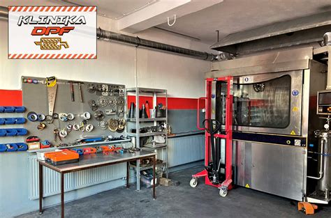 Wnętrze warsztatu z nowoczesnym sprzętem do regeneracji turbosprężarek, w tym wyważarką i stołem probierczym