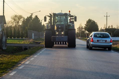 Zimowy przegląd ciągnika rolniczego w garażu