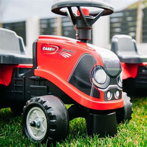 zdjęcie traktorka-jeździka FALK Baby CASE IH z przyczepką w kolorze czerwonym