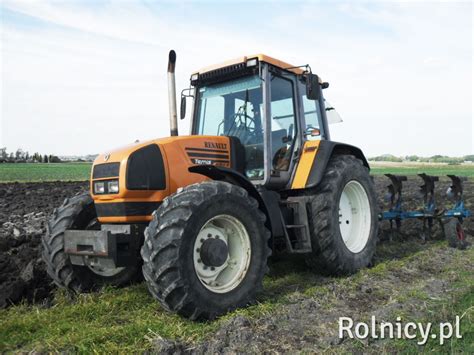 Zdjęcie ciągnika Renault z lat 90.