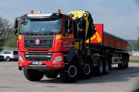 Ciągnik siodłowy z zamontowanym żurawiem hydraulicznym