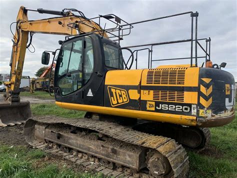 zdjęcie koparki JCB JS 220 LC w pracy