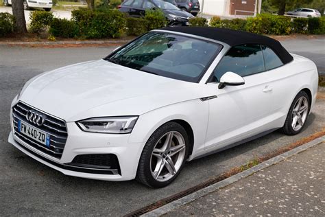 Audi Cabriolet na tle konkurencyjnych kabrioletów z epoki