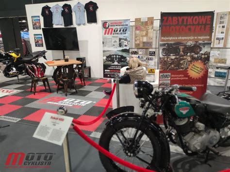 Motocyklista w starszym wieku, pełen pasji i radości z jazdy na motocyklu