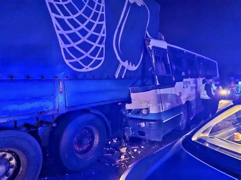 Ilustracja przedstawiająca ciężarówkę na poboczu drogi po awarii