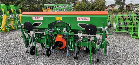 Schemat budowy sekcji wysadzającej sadzarki karuzelowej z widocznym mechanizmem karuzeli, redlicą i kołami dogniatającymi