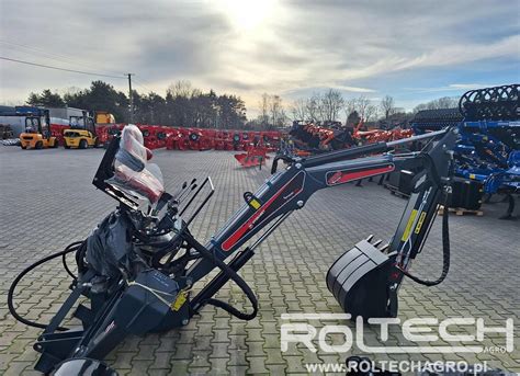 koparka do ciągnika ze stabilizatorami hydraulicznymi w akcji