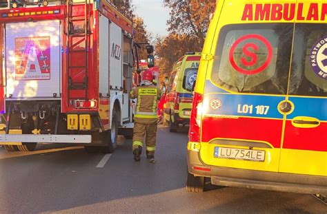 Zdjęcie przedstawiające miejsce wypadku z ciągnikiem, służby ratunkowe