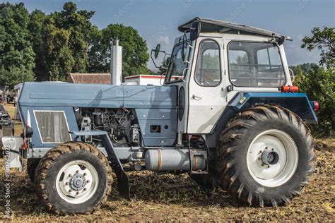 ZDJĘCIE: Traktor Fortschritt ZT-303 pracujący w polu