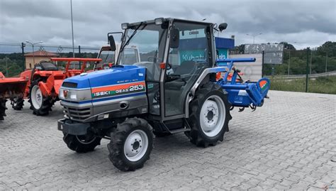 Zdjęcie mini traktora Iseki 5140 w środowisku miejskim lub ogrodowym.