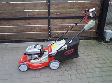 kosiarka z silnikiem Briggs & Stratton w pozycji pionowej (Mow N' Stow)