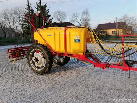 Zdjęcie opryskiwacza rolniczego o pojemności 1500 litrów