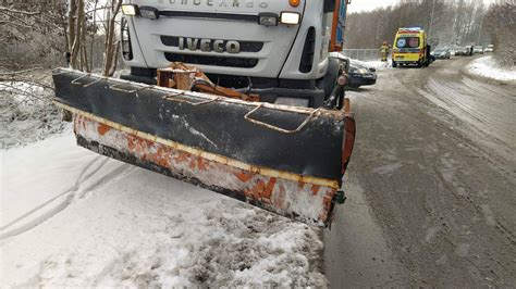 zdjęcie wózka widłowego z zamontowanym pługiem śnieżnym w akcji