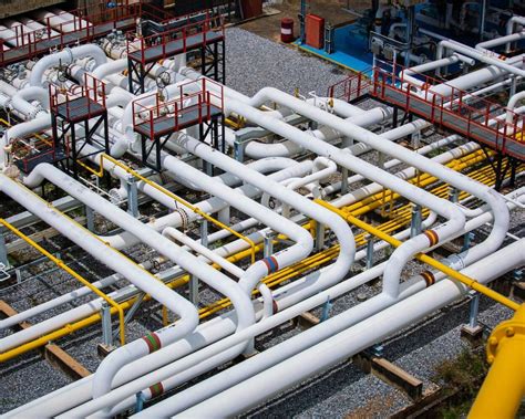 zdjęcie rurociągów zabezpieczonych farbą Elastometal