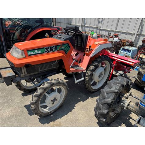 Zdjęcie mini traktorka Kubota XB-1 w stanie roboczym
