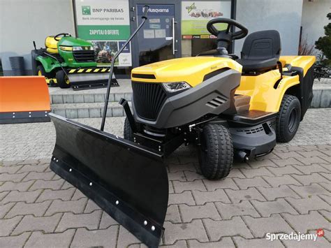 Traktorek ogrodowy Stiga z pługiem śnieżnym w akcji