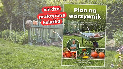 Thematyczne zdjęcie przedstawiające osobę pracującą w ogrodzie z kultywatorem, na tle grządek warzywnych.