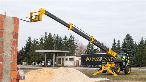 Infografika przedstawiająca przekrój ładowarki teleskopowej JCB 530-70 z zaznaczonymi kluczowymi częściami zamiennymi.