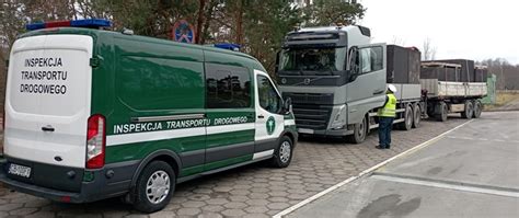 inspektor ITD kontrolujący pojazd ciężarowy