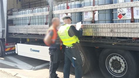 inspektor ITD kontrolujący dokumenty kierowcy ciężarówki