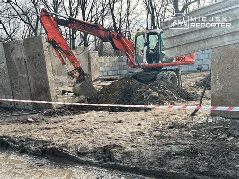 koparko-ładowarka podczas robót ziemnych na placu budowy