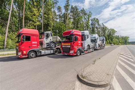 Zdjęcie przedstawiające plac sprzedawcy samochodów ciężarowych z różnymi pojazdami