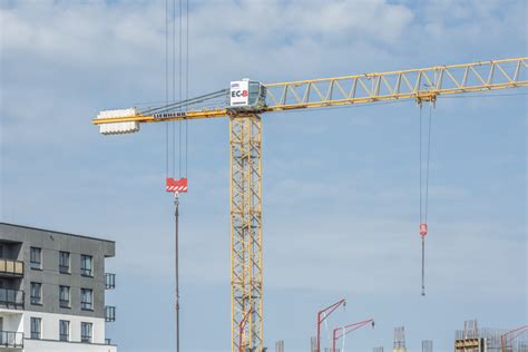 Schemat montażu dużego żurawia wieżowego na placu budowy