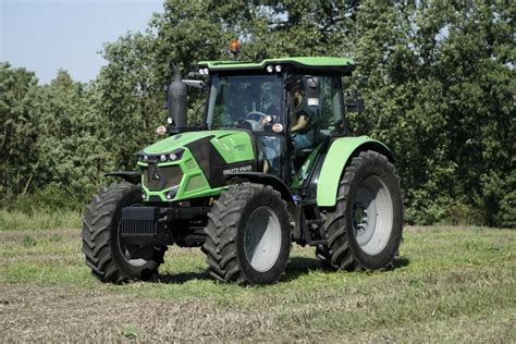 Zdjęcie ciągnika Deutz-Fahr Serii 9 w akcji