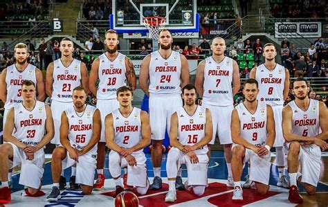 historyczne zdjęcie polskiej reprezentacji koszykówki z lat 60.