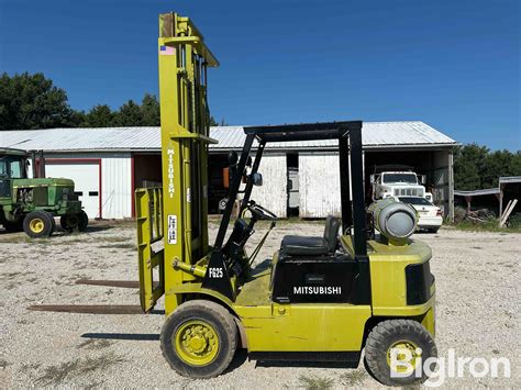 Thematic photo of Mitsubishi FG25 forklift at work in a warehouse or outdoor area