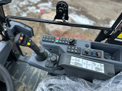 widok na kokpit i joystick ładowarki Bobcat L95
