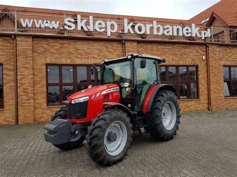 Tematyczne zdjęcie ciągnika Massey Ferguson serii 5600 w pracy polowej