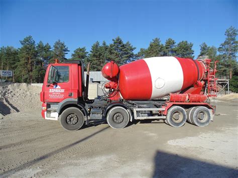 Betonomieszarka na podwoziu DAF w trakcie pracy