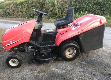 Thematic photo of a Castel Garden lawnmower in a well-kept garden