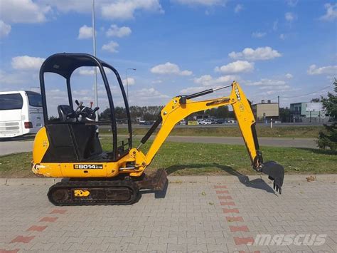 Schemat przedstawiający zasięg ramienia i zakres obrotu minikoparki JCB 8014