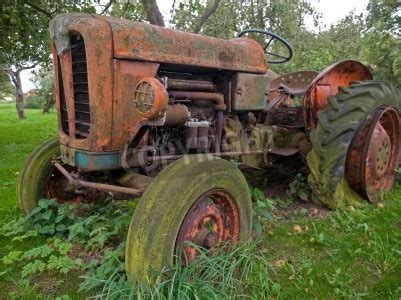 Zardzewiały traktor Dodge 