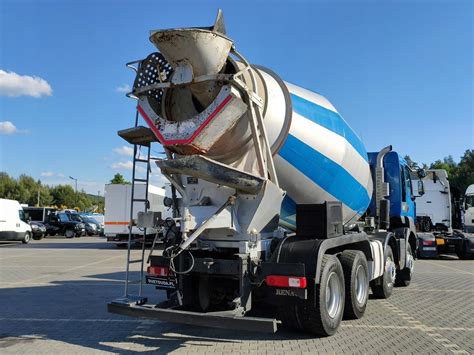 Betoniarka gruszka transportująca beton na plac budowy