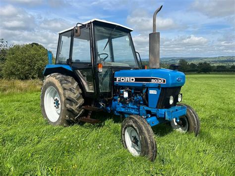 Historyczne zdjęcie ciągnika Ford 3000 w pracy polowej